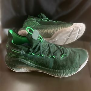 Size 10 mens green Curry 6 basketball shoes